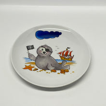 Laden Sie das Bild in den Galerie-Viewer, Teller, Porzellan, Robbe „Pirat“ mit Wunschnamen - Jeder Name ist möglich!