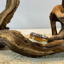 Laden Sie das Bild in den Galerie-Viewer, DUR Schmuck: Ring, "Strandwellen", mit Strandsand und Bernstein, R5407