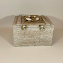 Laden Sie das Bild in den Galerie-Viewer, Holz Schatzkiste mittel „Rügen"