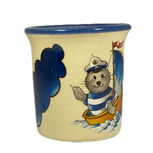 Laden Sie das Bild in den Galerie-Viewer, Eierbecher / Schnapsglas „Robbe Seefahrer“ mit Wunschnamen - Jeder Name ist möglich!