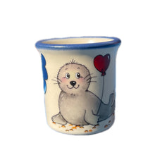 Laden Sie das Bild in den Galerie-Viewer, Eierbecher Robbe mit Herzluftballon - Jeder Name ist möglich