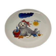 Laden Sie das Bild in den Galerie-Viewer, Teller, Porzellan, Robbe „Mädchen“ mit Wunschnamen - Jeder Name ist möglich!