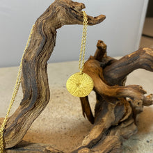 Laden Sie das Bild in den Galerie-Viewer, Kette „Sonnenrad“ von DUR Schmuck
