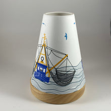 Laden Sie das Bild in den Galerie-Viewer, Porzellan Windlicht Vintage Style, „Kutter"