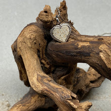 Laden Sie das Bild in den Galerie-Viewer, Kette „Herz“ von DUR Schmuck, Strandsand-Anhänger in Herzform, hier auf einem Stück Treibholz dekoriert