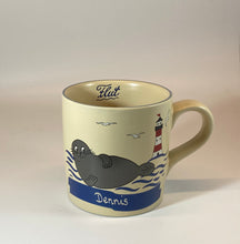 Laden Sie das Bild in den Galerie-Viewer, Kindertasse „Robbe“ groß mit Wunschnamen - Jeder Name ist möglich!