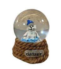 Laden Sie das Bild in den Galerie-Viewer, Schneekugel "Ostsee - Robbe"