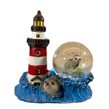 Laden Sie das Bild in den Galerie-Viewer, Schneekugel "Leuchtturm - Robben"