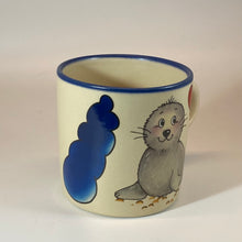 Laden Sie das Bild in den Galerie-Viewer, Tasse, Keramik, „Robbe mit Herzluftballon“ mit Wunschnamen - Jeder Name ist möglich!