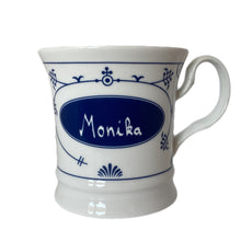 Laden Sie das Bild in den Galerie-Viewer, Porzellan - Namensbecher mit Wunschnamen, indisch blau - Design, jeder Name ist möglich, Gravurbecher