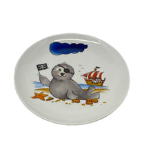 Laden Sie das Bild in den Galerie-Viewer, Porzellan-Teller Piraten-Robbe, Robbe mit Segelschiff - Jeder Name kann graviert werden