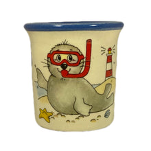 Laden Sie das Bild in den Galerie-Viewer, Eierbecher / Schnapsglas „Robbe Taucherbrille“ mit Wunschnamen - Jeder Name ist möglich!