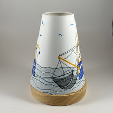 Laden Sie das Bild in den Galerie-Viewer, Porzellan Windlicht Vintage Style, „Kutter"