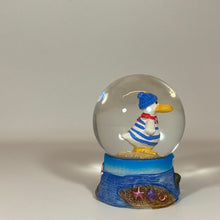 Laden Sie das Bild in den Galerie-Viewer, Schneekugel „Ostsee - Möwe Piet“