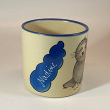 Laden Sie das Bild in den Galerie-Viewer, Tasse, Keramik, „Robbe mit Herzluftballon“ mit Wunschnamen - Jeder Name ist möglich!