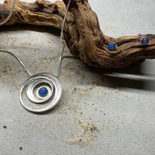 Laden Sie das Bild in den Galerie-Viewer, DUR Schmuck: Anhänger "Meeresstrudel" mit Kyanit P3056