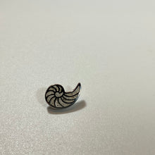 Laden Sie das Bild in den Galerie-Viewer, DUR Schmuck: Element "Sandnautilus" mit Strandsand F173