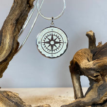 Laden Sie das Bild in den Galerie-Viewer, Anhänger „Kompassrose“ von DUR Schmuck