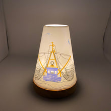 Laden Sie das Bild in den Galerie-Viewer, Porzellan Windlicht Vintage Style, „Kutter"