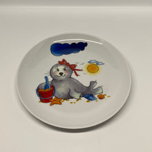 Laden Sie das Bild in den Galerie-Viewer, Teller, Porzellan, Robbe „Mädchen“ mit Wunschnamen - Jeder Name ist möglich!