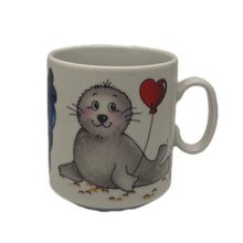 Laden Sie das Bild in den Galerie-Viewer, Tasse Porzellan „Robbe Herzluftballon“ mit Wunschnamen - Jeder Name ist möglich!
