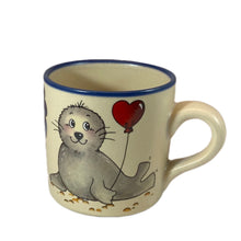 Laden Sie das Bild in den Galerie-Viewer, Robben-Tasse mit Herzluftballon - Jeder Name ist möglich! Der Name wird in die blaue Wolke eingraviert