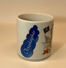 Laden Sie das Bild in den Galerie-Viewer, Tasse, Porzellan, Robbe „Pirat“ mit Wunschnamen - Jeder Name ist möglich!