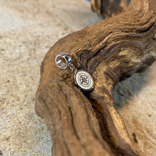 Laden Sie das Bild in den Galerie-Viewer, Charm Strandsand „Kompassrose“ vorn DUR Schmuck