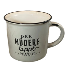 Laden Sie das Bild in den Galerie-Viewer, Tasse „Der Müdere kippt nach“