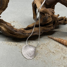 Laden Sie das Bild in den Galerie-Viewer, Anhänger „Herzmuschel“ von DUR Schmuck, hier auf Strandsand und einem Stück Treibholz dekoriert.