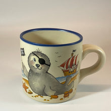 Laden Sie das Bild in den Galerie-Viewer, Tasse Robbe „Pirat“ mit Wunschnamen - Jeder Name ist möglich!