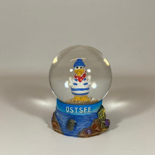 Laden Sie das Bild in den Galerie-Viewer, Schneekugel „Ostsee - Möwe Piet“