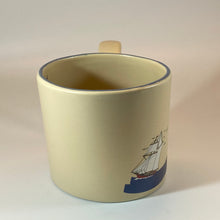 Laden Sie das Bild in den Galerie-Viewer, Schiefe Tasse, Keramik, „Leuchtturm“ mit Wunschnamen - Jeder Name ist möglich!