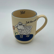 Laden Sie das Bild in den Galerie-Viewer, Keramiktasse mit Lamm, Jeder Name ist möglich und wird in das blaue Feld graviert