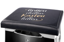 Laden Sie das Bild in den Galerie-Viewer, Bierkasten Sitzpolster, Sitzkissen, Biersitz, Abdeckung für Bierkiste, Auflage „Grillen chillen Kasten killen“