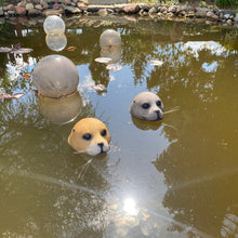 Laden Sie das Bild in den Galerie-Viewer, Schwimmende Robbe, Seehund, Deko für Teich und Garten, hellbraun oder grau