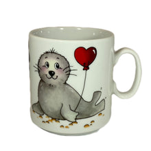 Laden Sie das Bild in den Galerie-Viewer, Tasse, Porzellan, „Robbe Herzluftballon“ mit Wunschnamen - Jeder Name ist möglich!