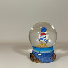 Laden Sie das Bild in den Galerie-Viewer, Schneekugel „Ostsee - Möwe Piet“