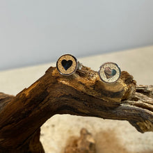 Laden Sie das Bild in den Galerie-Viewer, DUR Schmuck: Ohrringe, Ohrstecker "Liebe" mit Strandsand O5056
