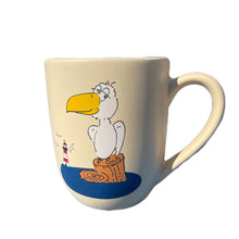 Laden Sie das Bild in den Galerie-Viewer, Große Keramiktasse, Möwe auf Holz mit Leuchtturm - Jeder Name kann graviert werden