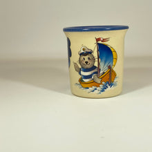 Laden Sie das Bild in den Galerie-Viewer, Eierbecher / Schnapsglas „Robbe Seefahrer“ mit Wunschnamen - Jeder Name ist möglich!