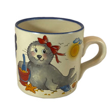 Laden Sie das Bild in den Galerie-Viewer, Tasse Robbe „Mädchen“ mit Wunschnamen - Jeder Name ist möglich!