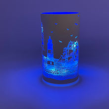 Laden Sie das Bild in den Galerie-Viewer, Glas Windlicht, Twinkle Medium, „Leuchtturm und Segelschiff"