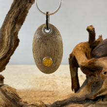 Laden Sie das Bild in den Galerie-Viewer, Anhänger „Holzkiesel“ von DUR Schmuck