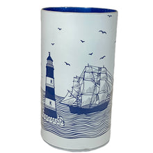 Laden Sie das Bild in den Galerie-Viewer, Glas Windlicht, Twinkle Medium, „Leuchtturm und Segelschiff"