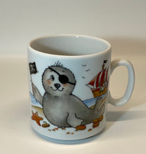 Laden Sie das Bild in den Galerie-Viewer, Tasse Porzellan Robbe „Pirat“ mit Wunschnamen - Jeder Name ist möglich!