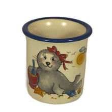 Laden Sie das Bild in den Galerie-Viewer, Eierbecher aus Keramik, Robbe mit roter Schleife und Buddeleimer. Jeder Name kann graviert werden