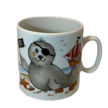Laden Sie das Bild in den Galerie-Viewer, Tasse Porzellan Robbe „Pirat“ mit Wunschnamen - Jeder Name ist möglich!