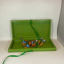 Laden Sie das Bild in den Galerie-Viewer, Würfelspiel "Dino" für 2-4 Spieler