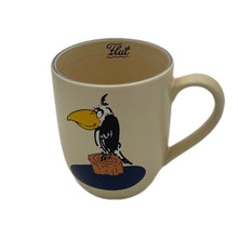 Laden Sie das Bild in den Galerie-Viewer, Keramiktasse Rabe auf Holzpoller, Jeder Name ist möglich und wird in das blaue Feld graviert